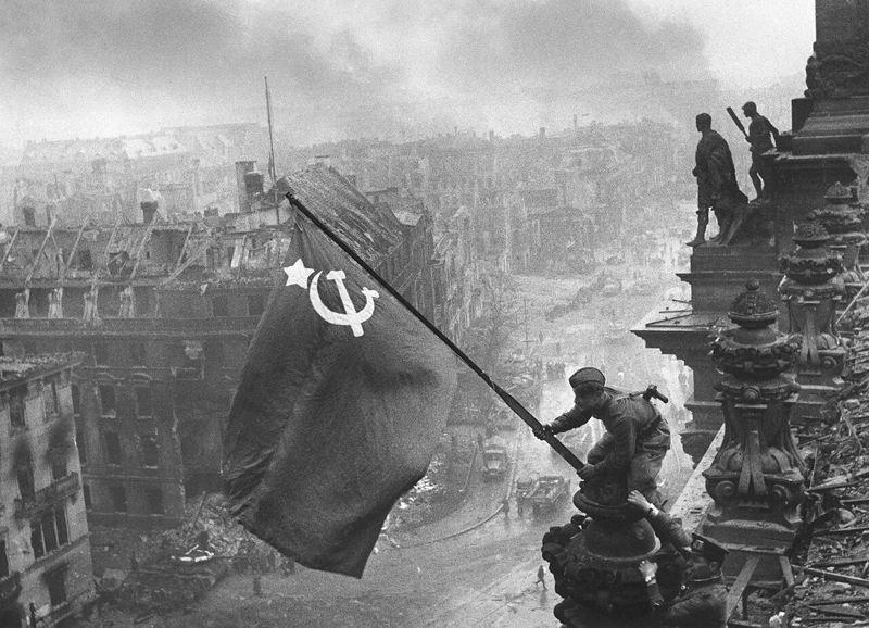 Iconic “Raising the Flag over the Reichstag” (1945) by Yevgeny Khaldei – staged and retouched Soviet victory photograph