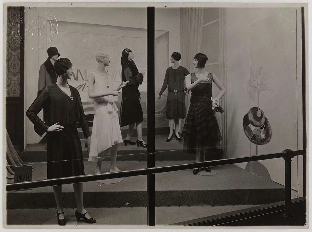 storefront window display featuring mannequins dressed in contemporary fashion, located on the Avenue des Gobelins in Paris