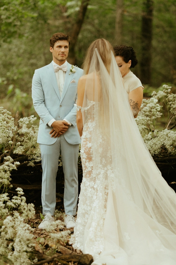 wedding photo with couple in forest 