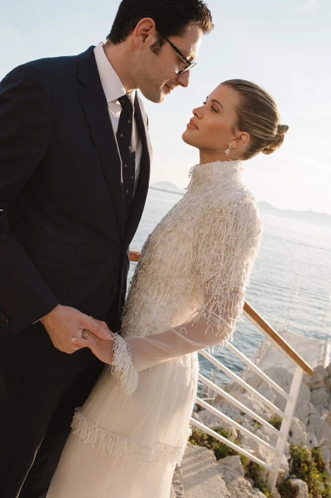 wedding photo with couple in forest 