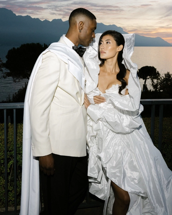 wedding photo with couple in forest 
