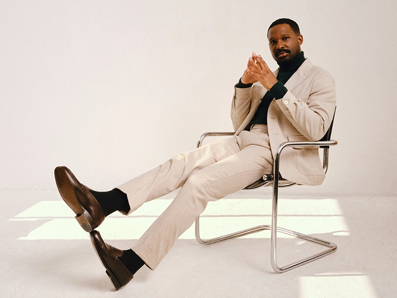 Retouched studio photos of the fashionable French brand Scaviny for the website for Paris Fashion Week. Fashionable retouched photos of a man in a business suit, photo for an advertising campaign banner.